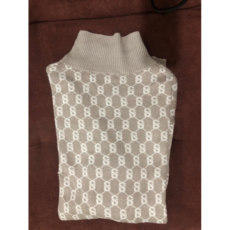 Preloved Signature Comfy Sweater Taupe Size M Benang Jarum