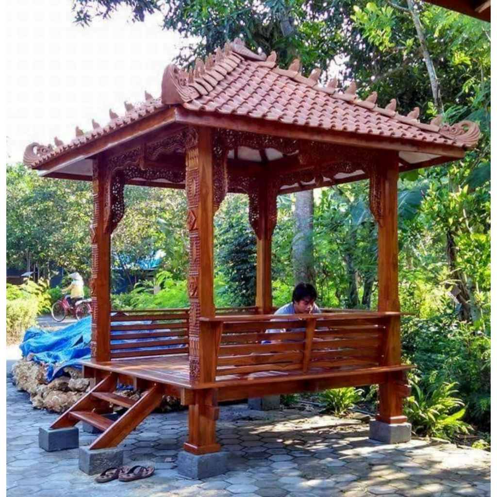 Gazebo Kayu Jati Model Tiang Ukiran Jepara Atap Genteng Model Klasik Ukuran 2x2 Meter
