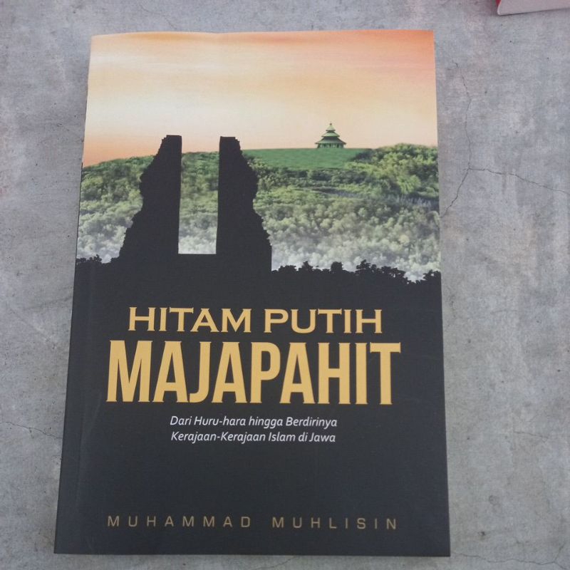 BUKU SEJARAH HITAM PUTIH MAJAPAHIT
