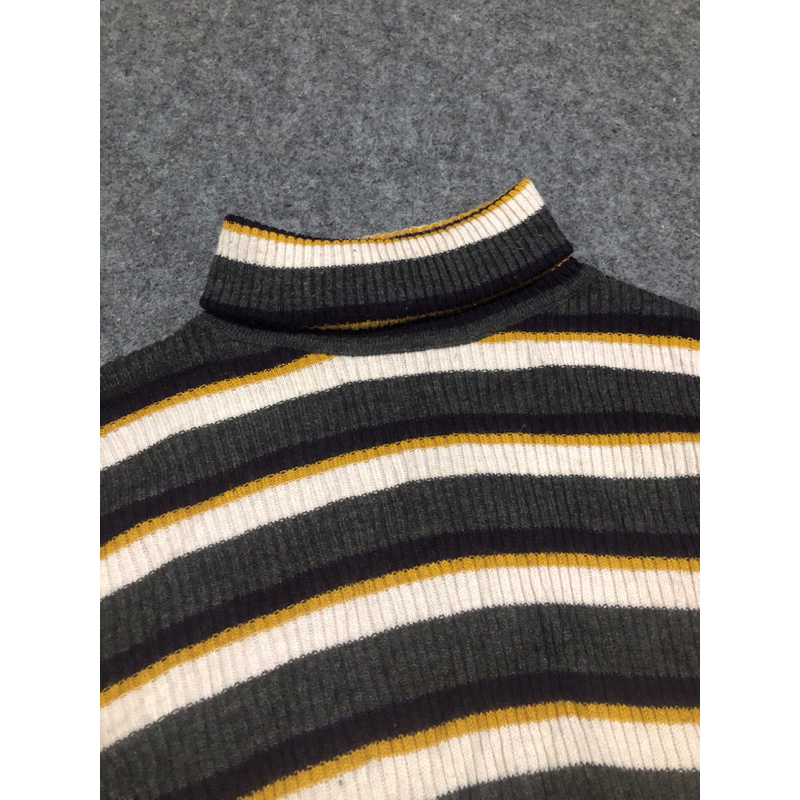 dilan salur turtleneck