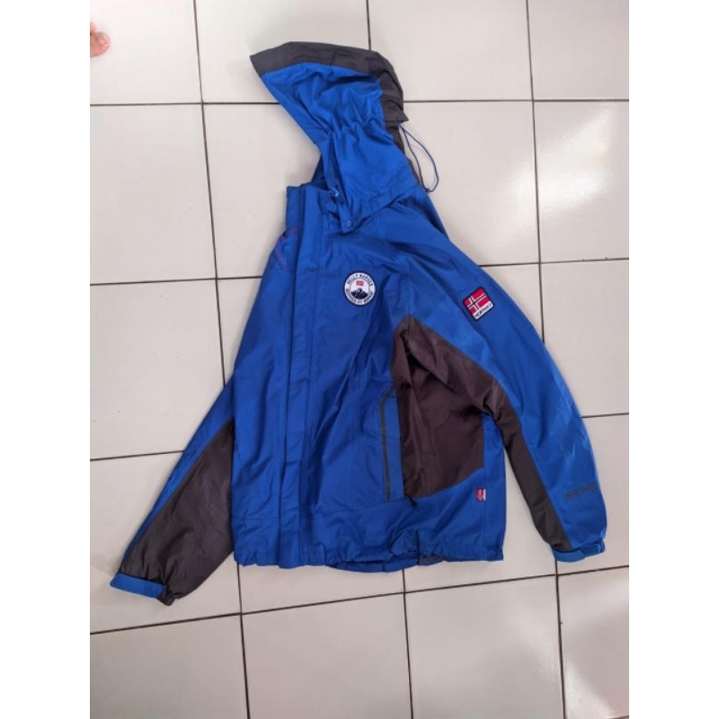 gorpcore outdoor helly hansen