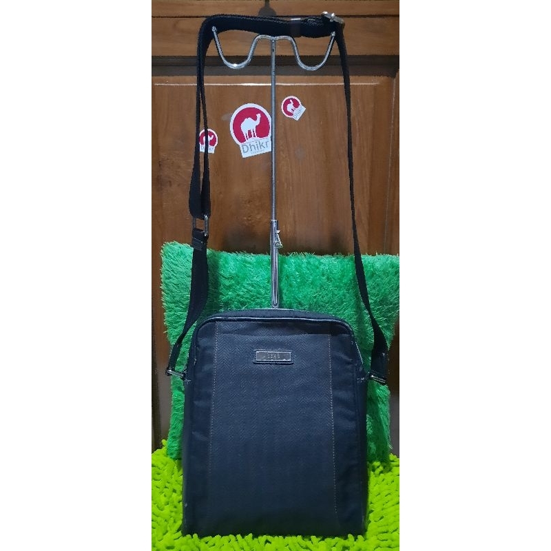sling bag pria brand daks lengkap tag dan noser tas ori bal (monza bag)