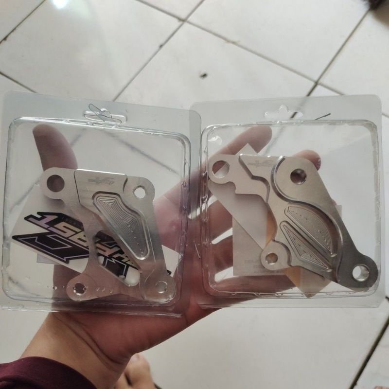 BRAKET DIS DEPAN CNC RCB/NISSIN SAMURAI 2P NINJA 300/320 DAN JUPITER 300