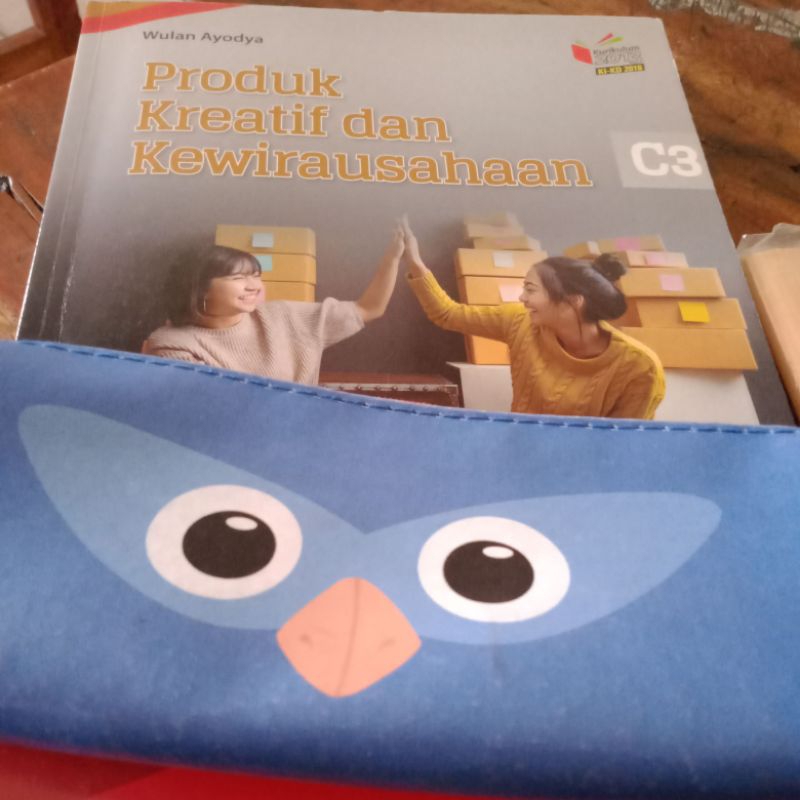 

buku dan kotak pensil