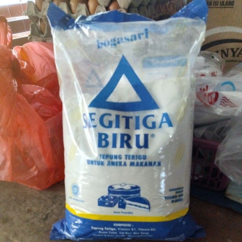 

TEPUNG TERIGU 1KG SEGITIGA BIRU BOGASARI