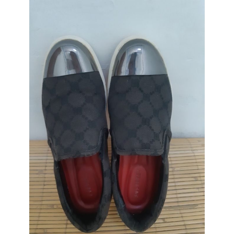 preloved sepatu everbest motif hitam uk.36