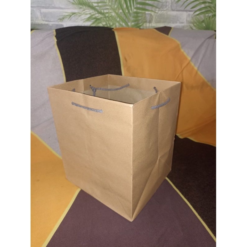 

Paperbag Tas Nasi Tali Grey |GoddieBag Kertas Nasi Tali Grey Ukuran 22x21x25cm