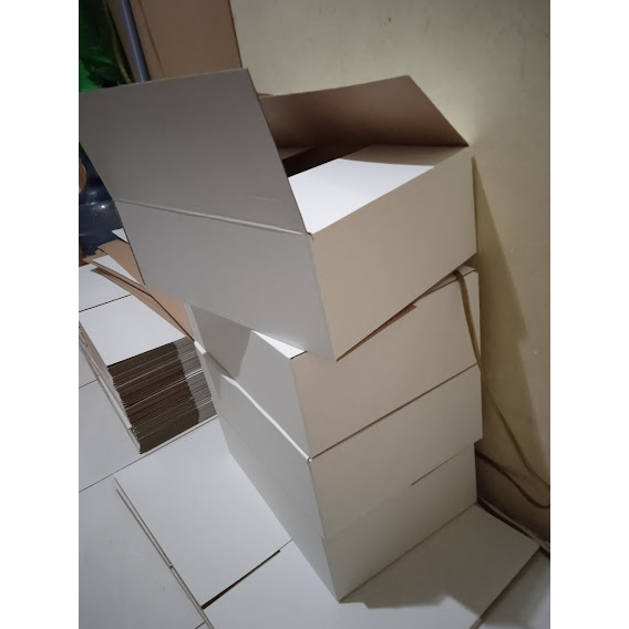 

KARDU BOX POLOS PUTIH COKLAT 22X12X5CM UNTUK KEBUTUHAN ONLINE SHOP