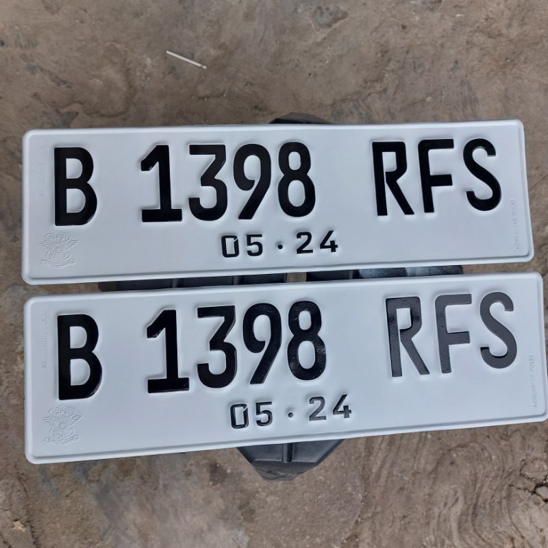 plat mobil font baru warna hitam dan putih