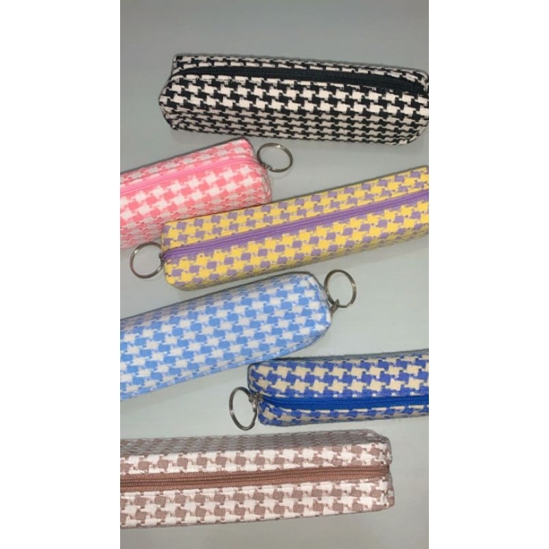 

Tempat Pensil Resleting Motif Kotak Kulir