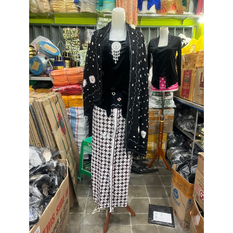 set kebaya bludru | kebaya bludru | slendang jumputan | angkin instan | bros kebaya | rok jarik wiru