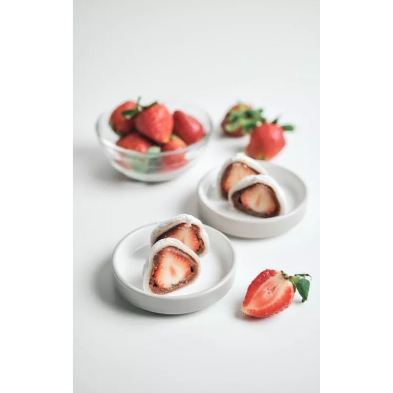 

daifuku mochi giant strawberry filling coklat