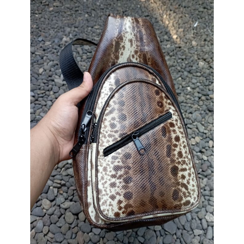 Tas kulit ular