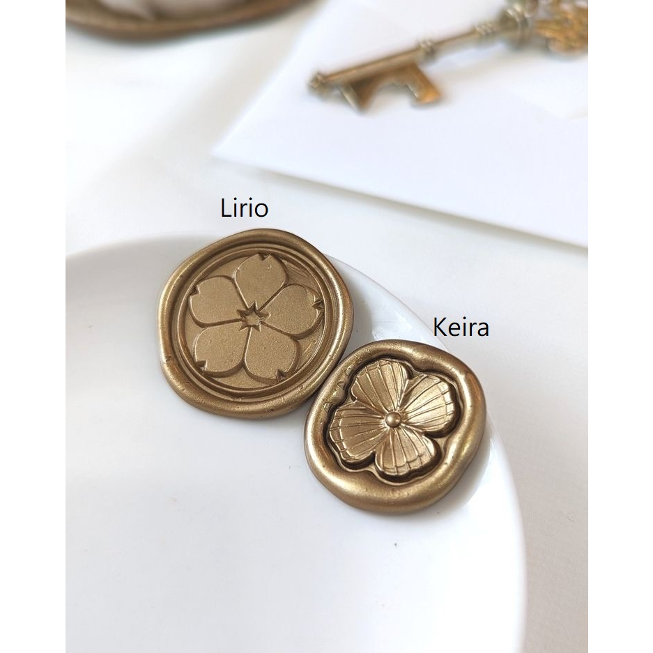 

LIRIO / KEIRA (Antique Gold) / Wax Seal Sticker Undangan Vintage / Tanpa Minimum / 1 Pcs/ Termasuk Double tape / Lilin Wax Seal Vintage