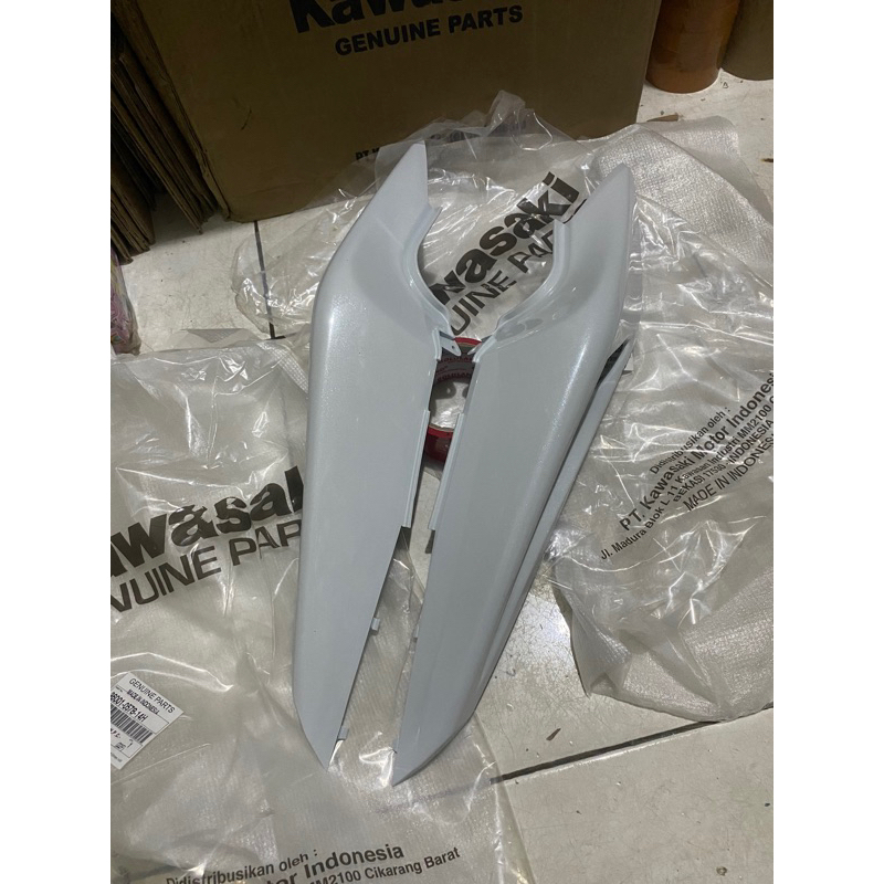 Sepasang Body belakang Ninja rr new putih sepasang