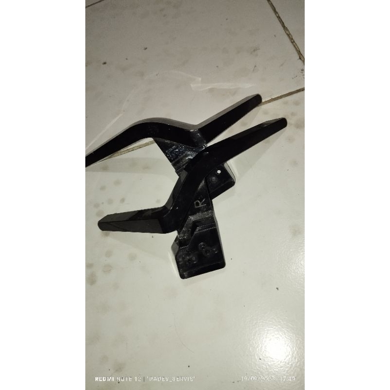 stand kaki tv led Polytron 32b8951