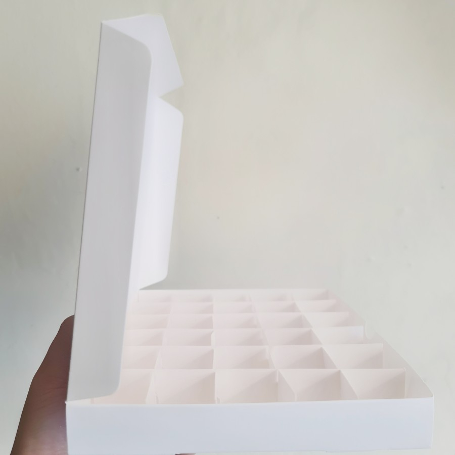 

Dus Putih Polos Box warna Putih Mochi Sekat 30 Ukuran 3.3 x 3.3 x 2.5 cm Dus Brownies Kotak Mini Ukuran 3cm