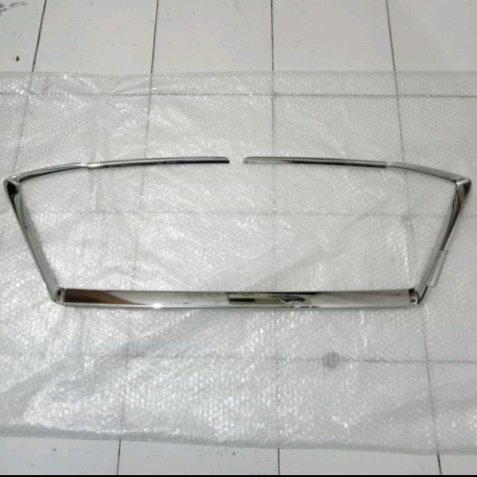 List bemper depan deatsu Sigra bemper Crome original.