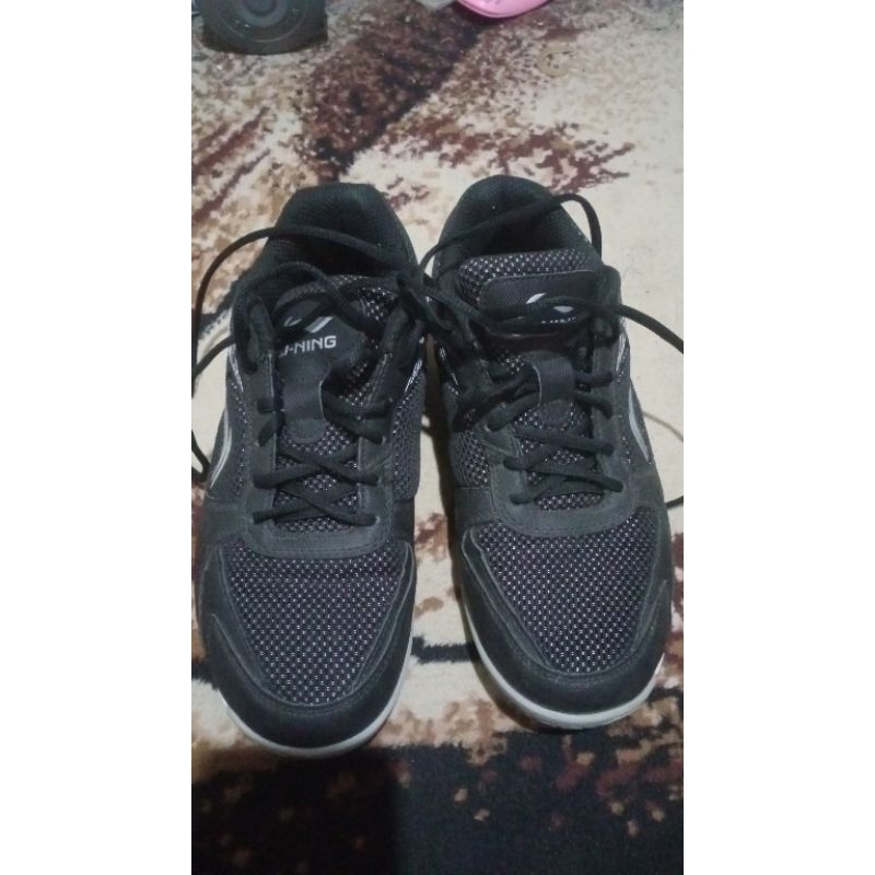 Sepatu Lining Ultra Bekas