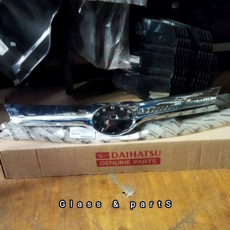 hood moulding list kap mesin atas chrome avanza 2017-2018 original 100%