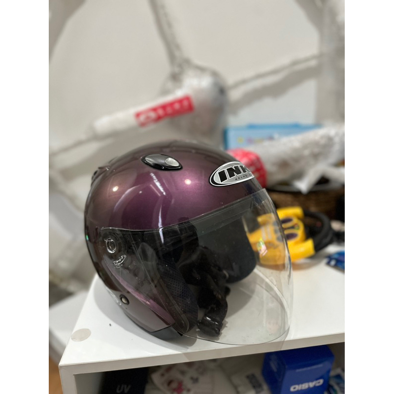Helm ink warna ungu