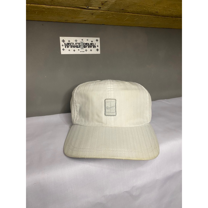 Topi Nike Golf Court