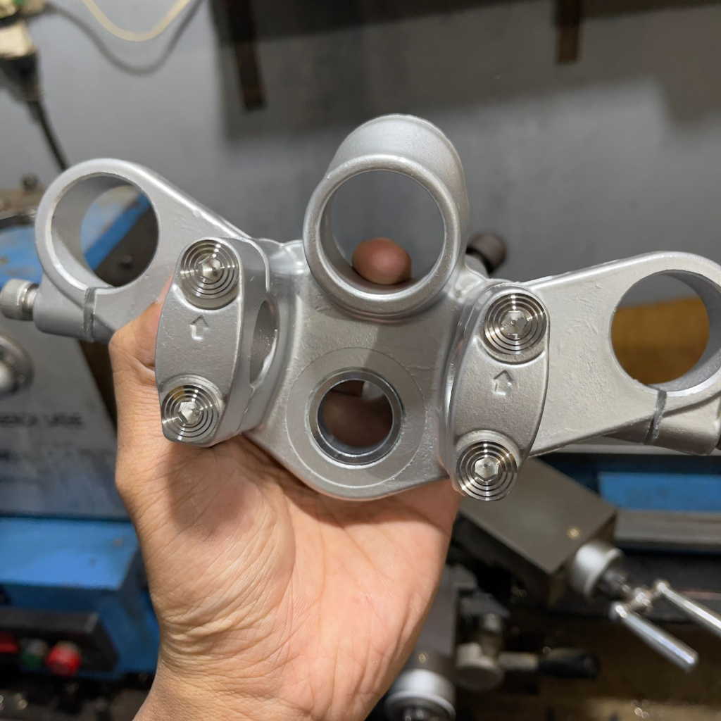 Baut L stainlise stainless m8/baut 12 raiser ninja S SS /cb150R/rxking/rxz/vixion/scorpio ( 1 baut )