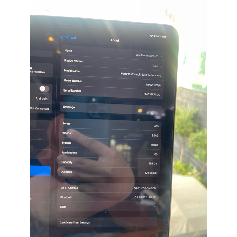 Second - iPad Pro 11” 3rd gen wifi 256gb silver - free case worth 200k