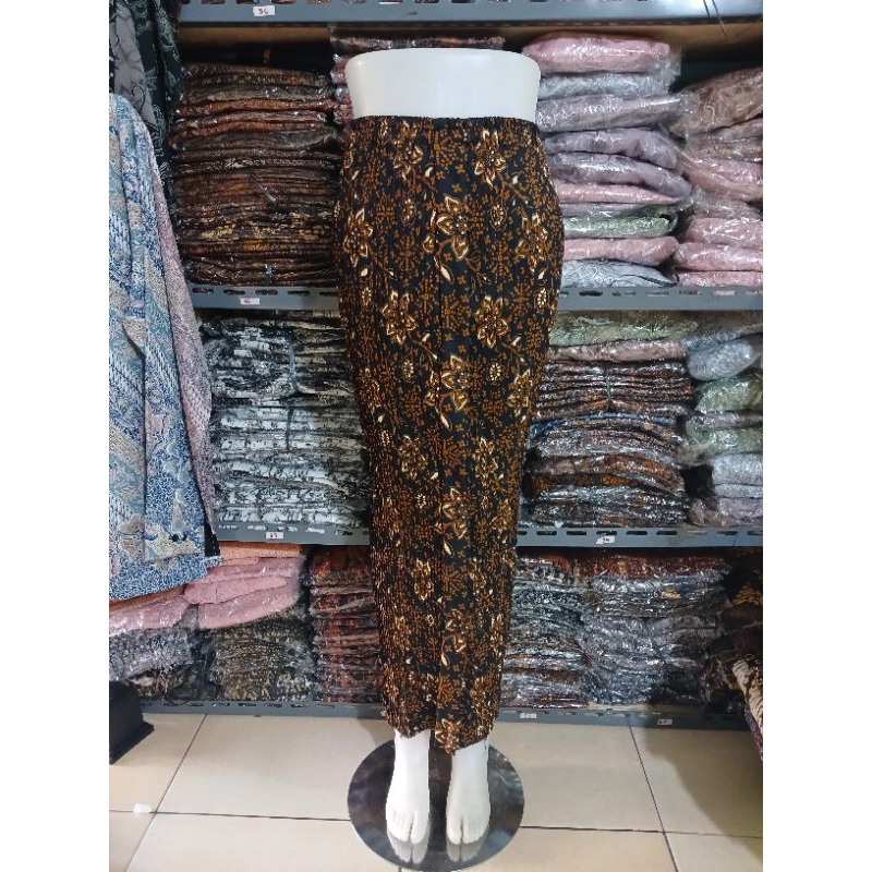 Rok Plisket Wiru Bunga Sogan Dasaran Hitam