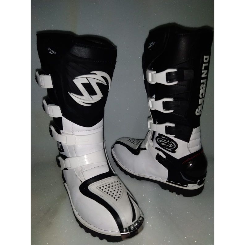 sepatu croos DLN
