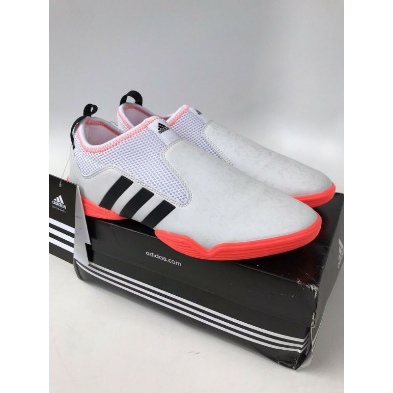 sepatu training taekwondo