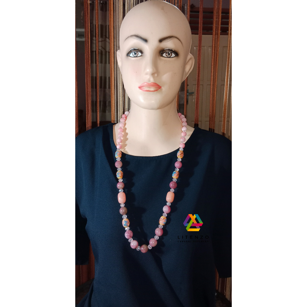 Kalung dan gelang wanita terbuat dari batu mulia atau batu akik asli Kalimantan