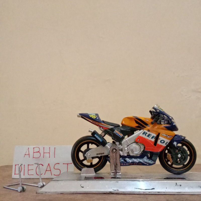 Saico honda rc211v repsol 2002 valentino rossi no.46 diecast motogp honda repsol rc211v rossi 2002 v