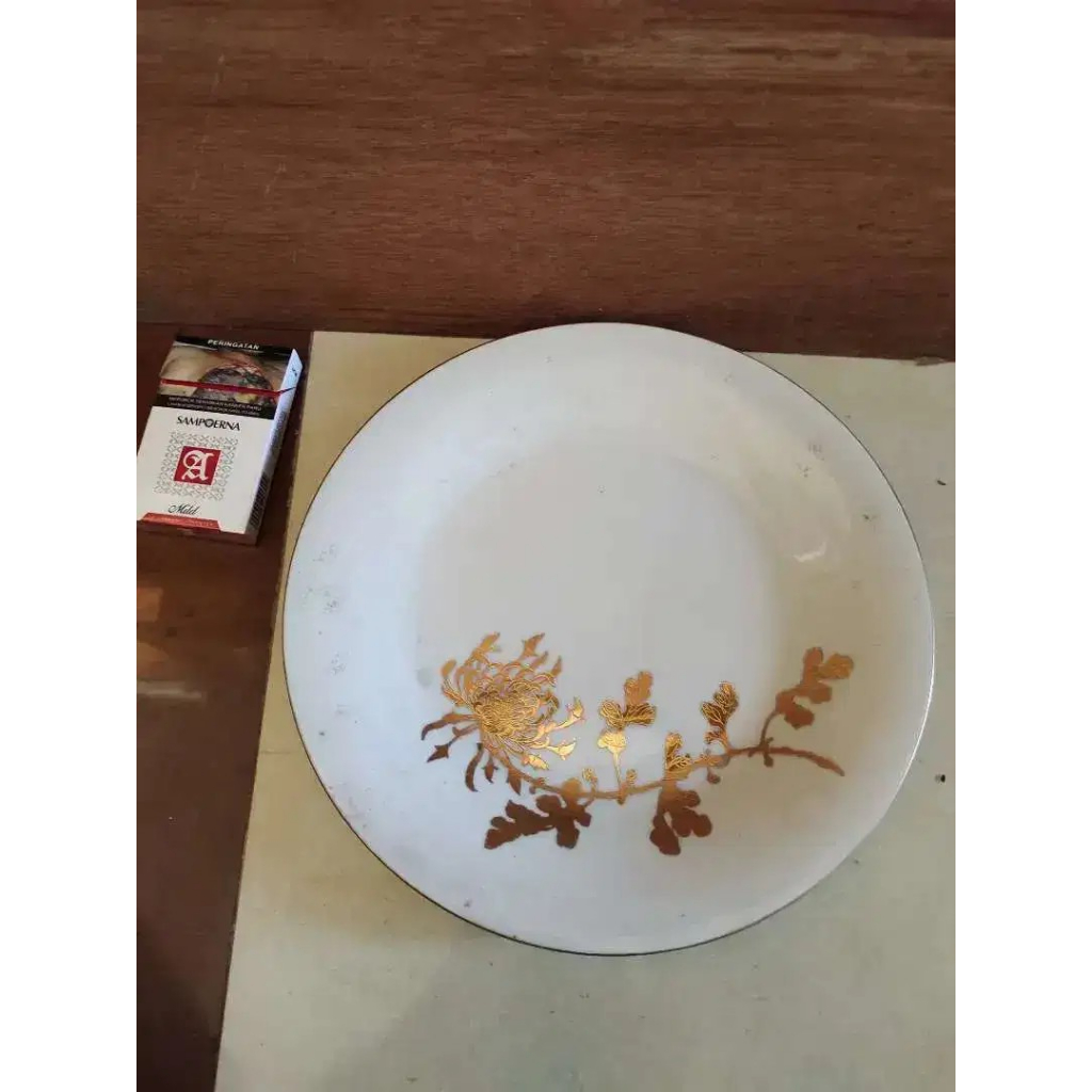 Piring made in china putih motif emas antik