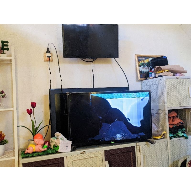 TV Sharp 32 inc Minus Layar Pecah