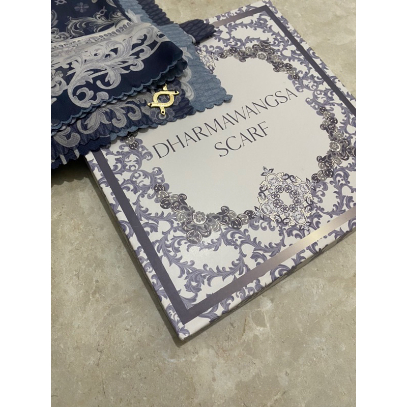 PRELOVED SCARF WEARING KLAMBY DHARMAWANGSA