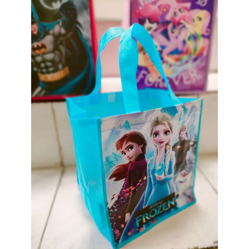 

GOODYBAG ULTAH UK. BOX 20 BANER KARAKTER motif cewek