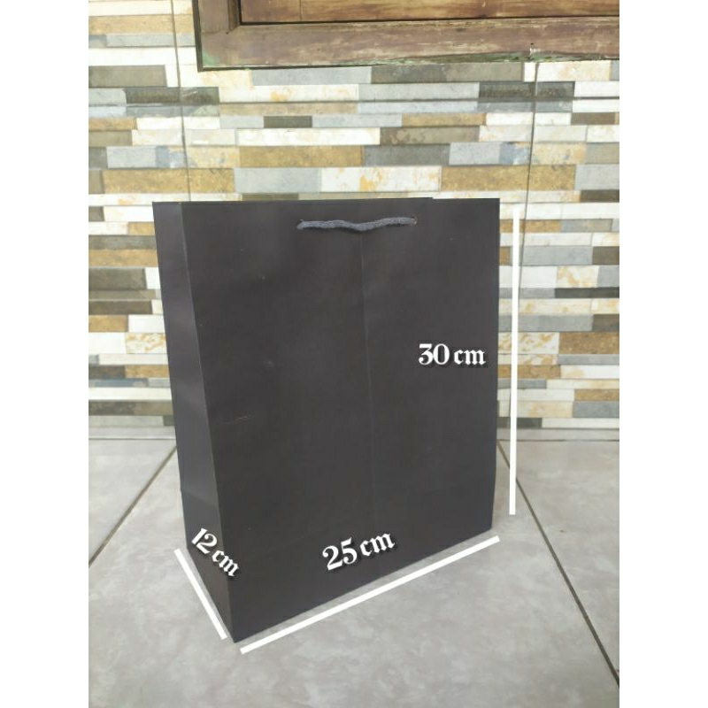 

Paperbag Hitam Polos 25 x 30 cm / Hampers Pigora
