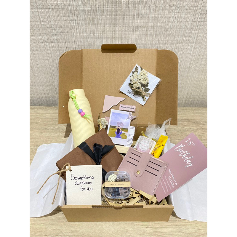 

Gift Box | Hampers Box | Hadiah Wisuda | Hadiah Birthday Ulang Tahun