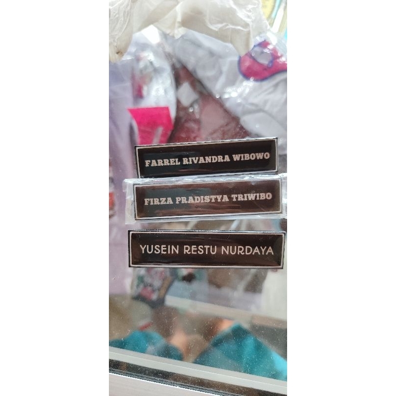 

papan nama aklirik resin (peniti)