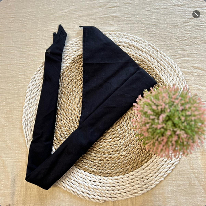 Udeng hitam sibak setengah jadi lembaran