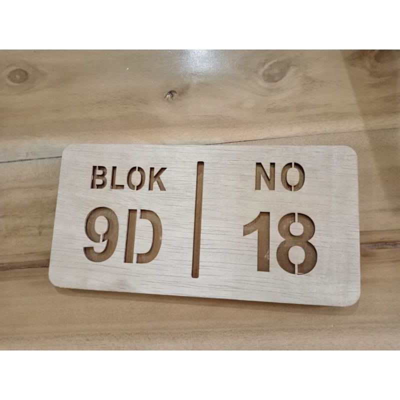Nomor Rumah Kayu Unik