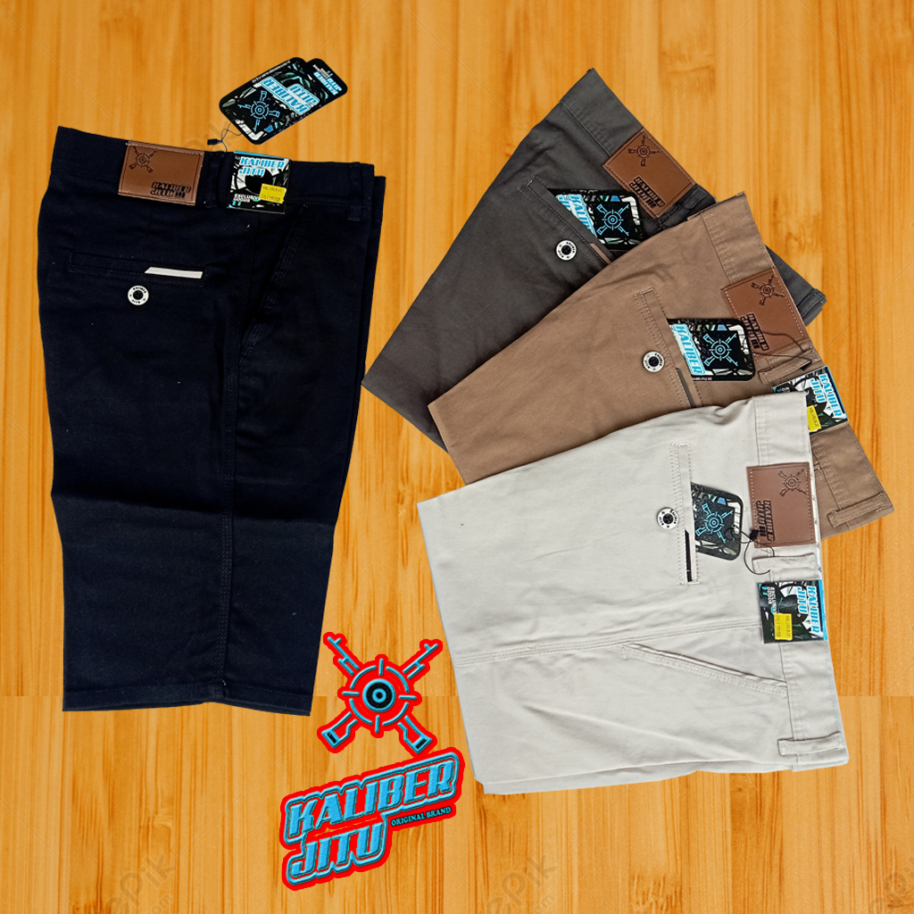 Celana Pendek Pria Chino Bahan Melar Casual Merk DEUS Size 28-38 Hitam Abu Mocca Cream Army / Celana