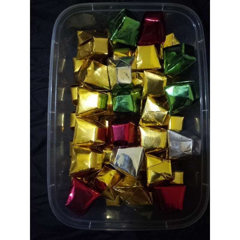 

40 cokelat piramid isi (rice crispy, kacang mede, Almound, kacang Arab tergantung stok) aneka rasa