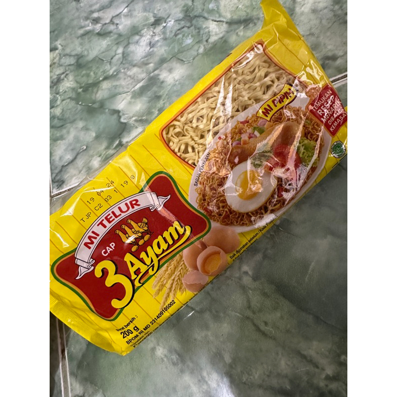 

Mie Telor 3 Ayam 200g / MIE TELUR KUNING CAP 3 AYAM 200GR