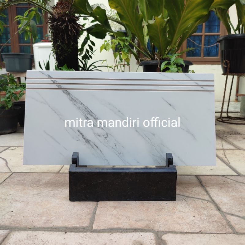 Granite tangga pijakan 30x60 Lavani white