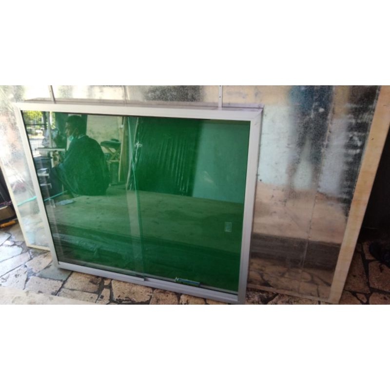 

Mading kaca gantung 120 x170CM