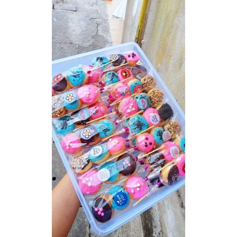 

Sate Donat Mini isi 3 per tusuk. Satu box isi 10 tusuk