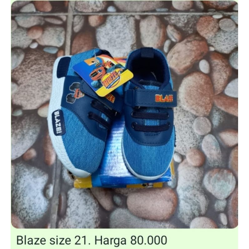 Blaze dan pipiniko Sepatu
