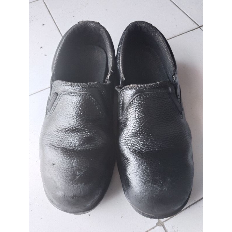 sepatu safety second